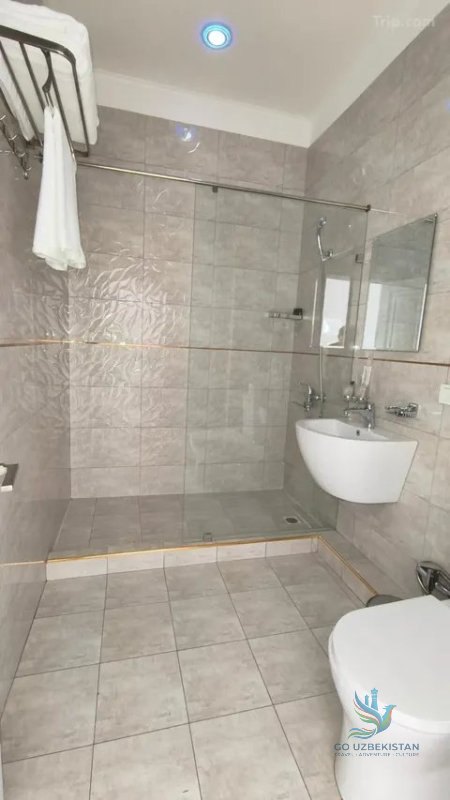 Twin room with two separate single beds. — photo 3